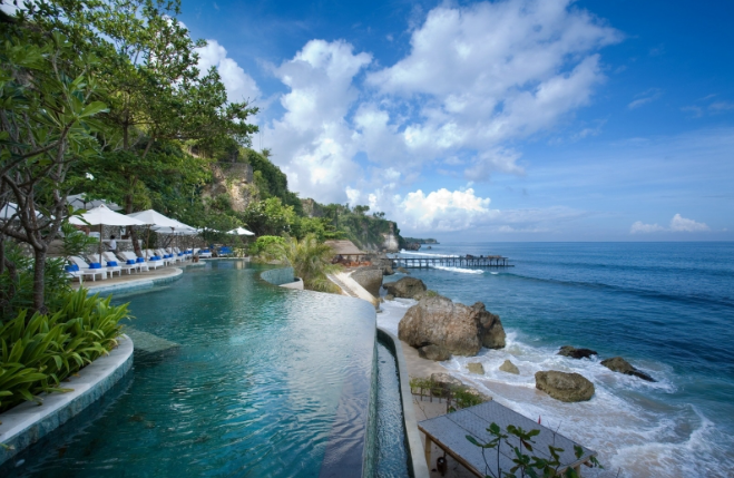 r_fatin's tweet photo. Beautiful white sand beaches, Bali is also home to wonderful black volcanic sand beaches due to the activity of active volcanoes on the island such as Mount Batur 1717m high, Mount Batukaru 2000m high and Mount Agung 3142m high. Bali also owns 4 beautiful lakes such as Lake Batur, Lake Beratan, Lake Buyan and Lake Tamblingan.