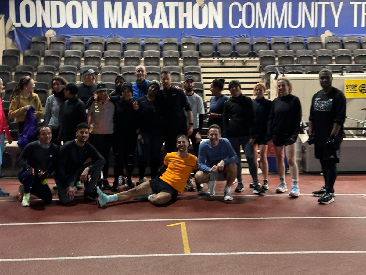 AshleyBurton_13's tweet photo. Thursday night fun and run. Speedy sesh 2 laps of the track with shorten recovery. #Marathontraining #ukrunchat #runchat #runsquad #runeatsleeprepeat 🏃🏾‍♂️💪🏾 https://t.co/nZNeS2t49d
