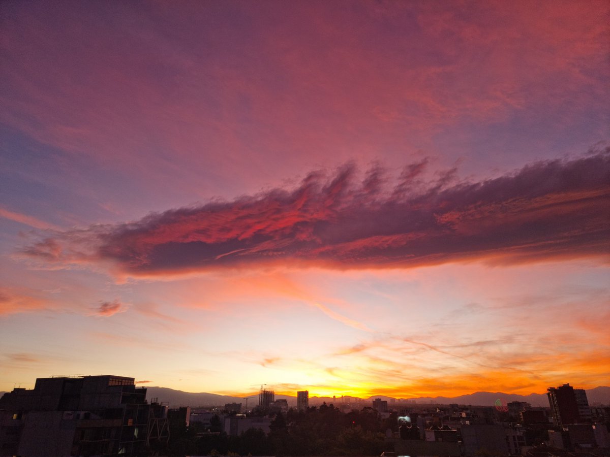cartmandu's tweet photo. Un Dragón llenando al atardecer de la CDMX https://t.co/ueWmYCrreB