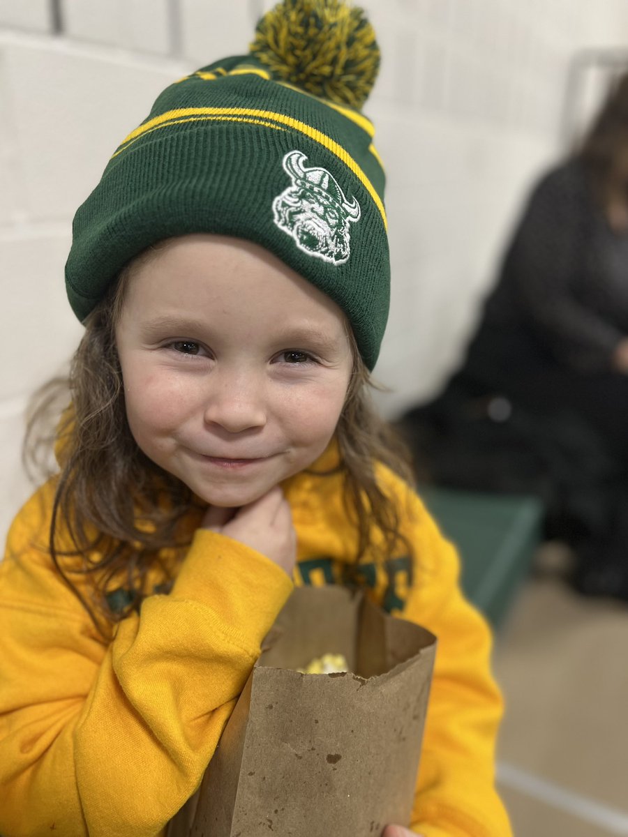 CoachBarryBock's tweet photo. This little Viking’s fan is ready to see the @boys_evergreen get a W! @EVGvikings #BeatDelta https://t.co/O1vhWQd2cV