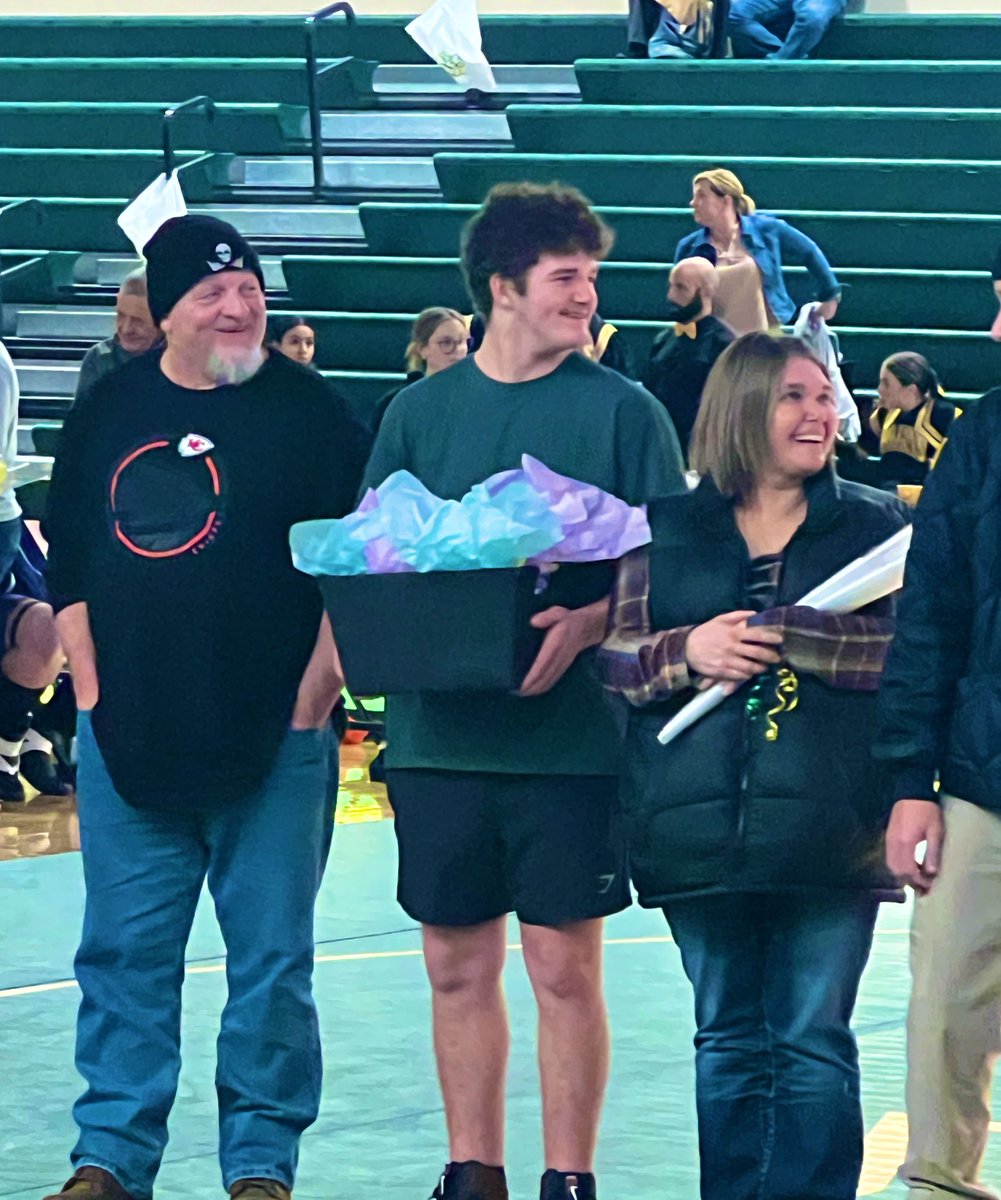 Saydel_Baseball's tweet photo. Congrats @jace_embry21 #seniornight #wrestling #saydelbaseballfamily https://t.co/SkYnB1KsLD