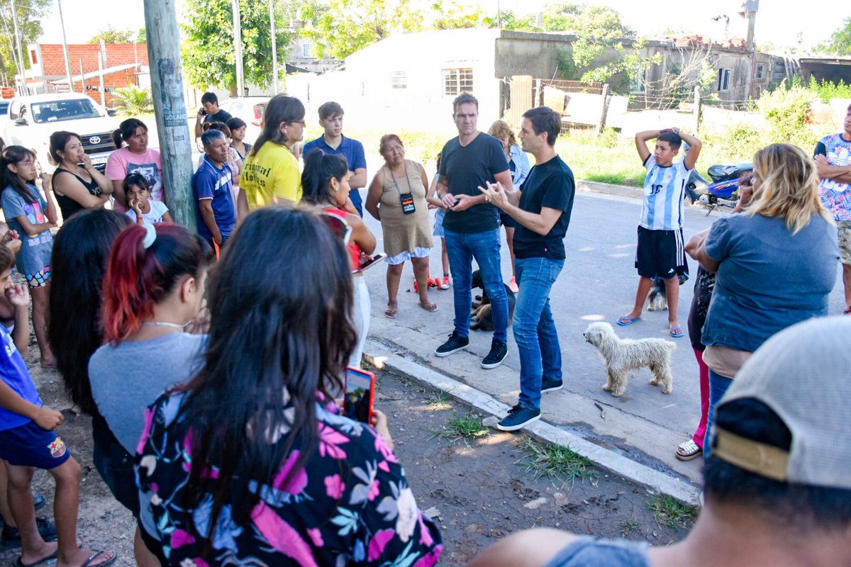 🚨Continuamos entregando controles de alarmas vecinales a nuestros vecinos y vecinas, reforzando la seguridad en los accesos a los barrios Matadero y Los Naranjos, y el corredor de la Escuela Primaria N°27, para reforzar la prevención y seguridad de la comunidad.

<a href="/RoberVazquezOK/">Roberto Vazquez</a>