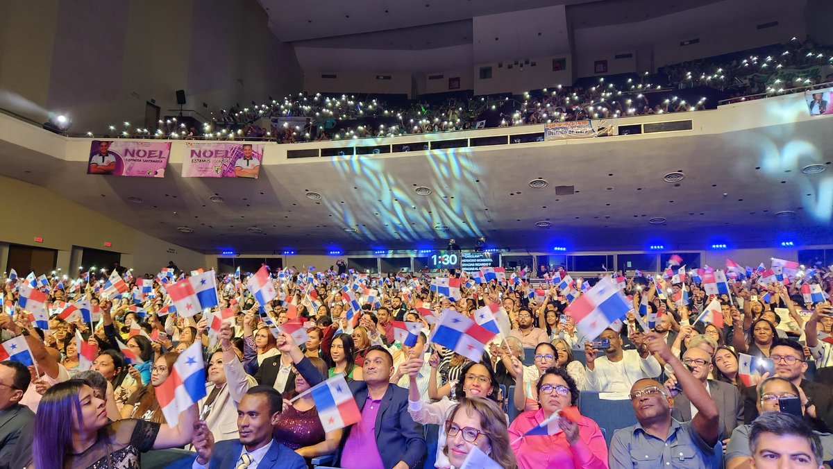 danugarcia's tweet photo. Inolvidable experiencia. Ser parte del jurado de @oratoriapanama , cuyo tema central fué la transición energética. El futuro está en jóvenes como estos que hoy son promotores del cambio. @anes_oficial @matters_mx @jesusglzmar @RosilenaLindoR https://t.co/iQI0ucaDxD