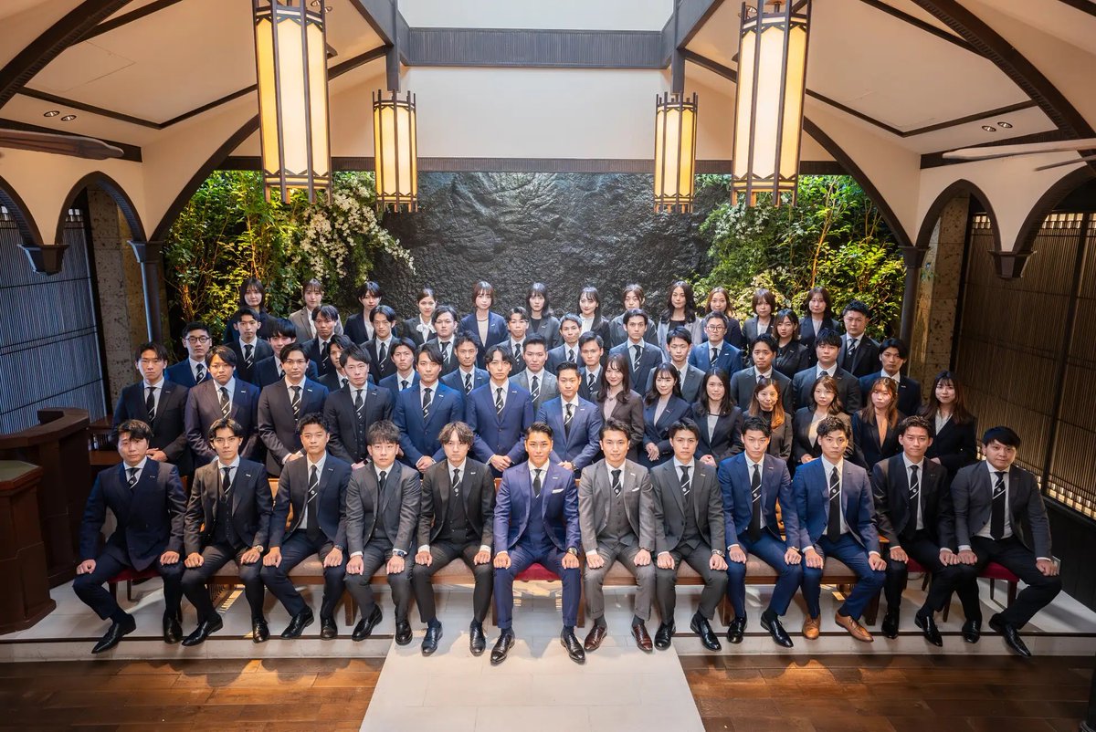 seiya_fujishima's tweet photo. セールスコンサルティング会社のGrand Centralがすごい。
3年で250社取引、4拠点に展開、年商6億以上に成長。ソニーと電通も契約した。

ブースが隣だったけど、指先から靴先まで工夫してるんじゃないか？ってくらい圧倒的に営業の所作の細かさが垣間見える。

雰囲気はまさにこの写真通り、営業として顔つきが違う😂