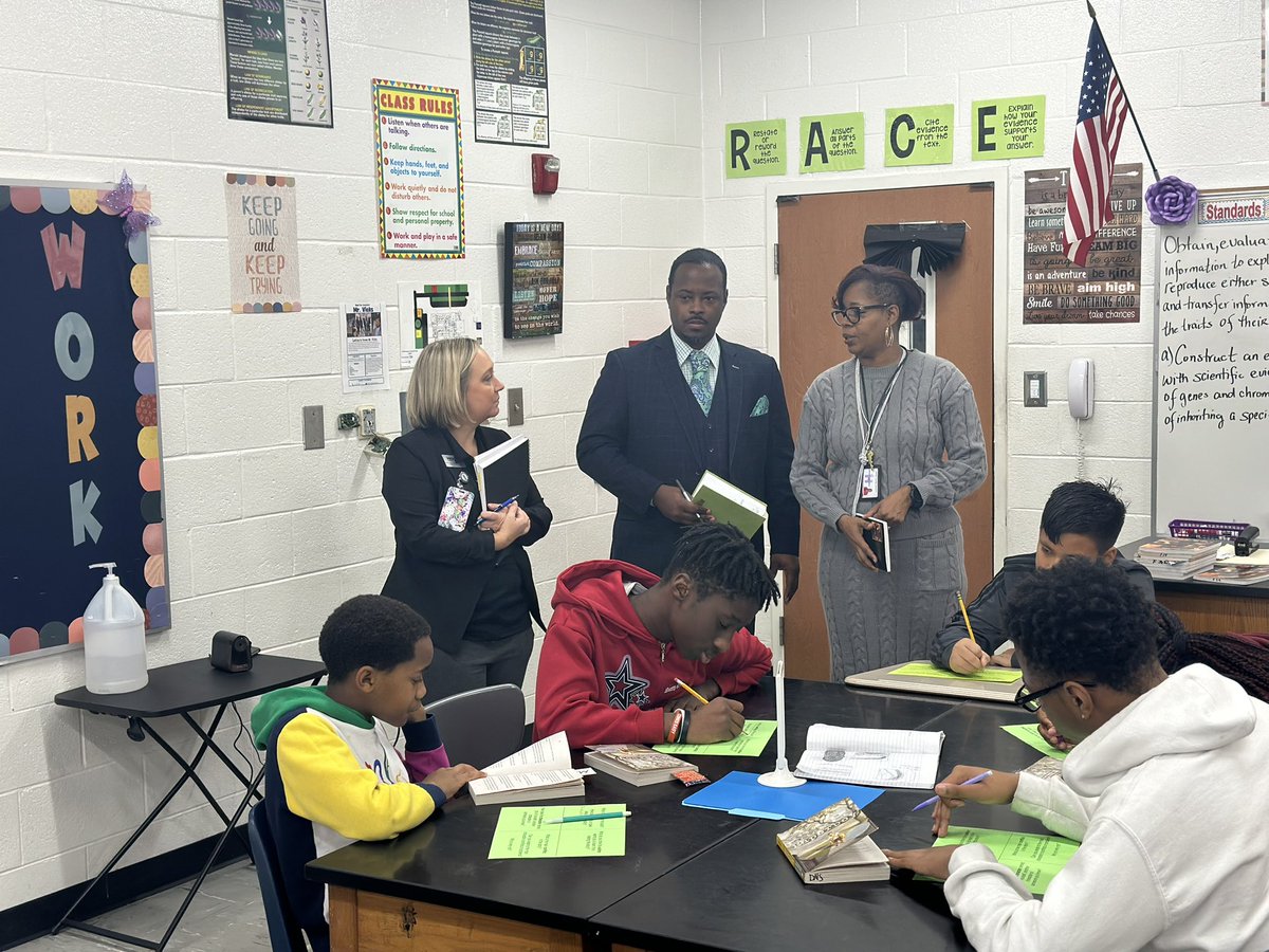 iam_MarlonG's tweet photo. Our scholars had the opportunity to show our board member, Mr. Makenzie McDaniel, the good of Dutchtown! @LearnInHenry @JessicaWhylly @yolanda_oatts #TheDutchtownWay https://t.co/vsOjc78P3Z