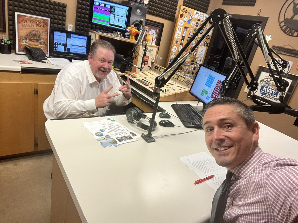 DrBrentRingo's tweet photo. Double digit wins for the 8th Grade Spikes and Lady Spikes @HPetersonMS. Athletes all over the court. And, great time on The Buck and Mike FM talking about all the great happenings in @kerrvilleisd. #TFND #KISDinspires https://t.co/mitwEWI8Nj