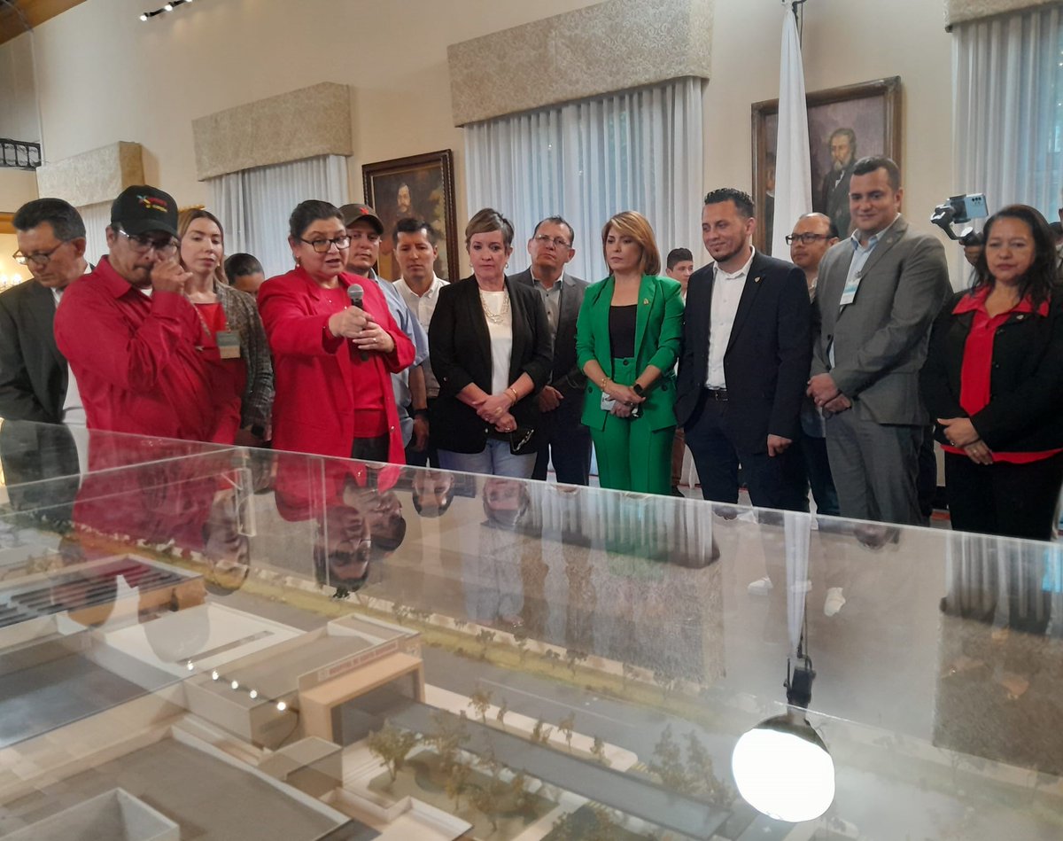 BancadaLibre's tweet photo. Las y los diputados del departamento de Santa Bárbara, @angelicaS_HN, #IvinFonseca, @edgardodiputado, @SergioC11938796, @germanpatepluma, @Cristia47791215, #SamuelDuarte, #JuanLanza y el congresista @NetzerMejiaHN, acompañaron a la titular de la Secretaría de Salud, Carla Paredes, en la presentación oficial de la Maqueta del Nuevo Mega Hospital de Santa Bárbara.