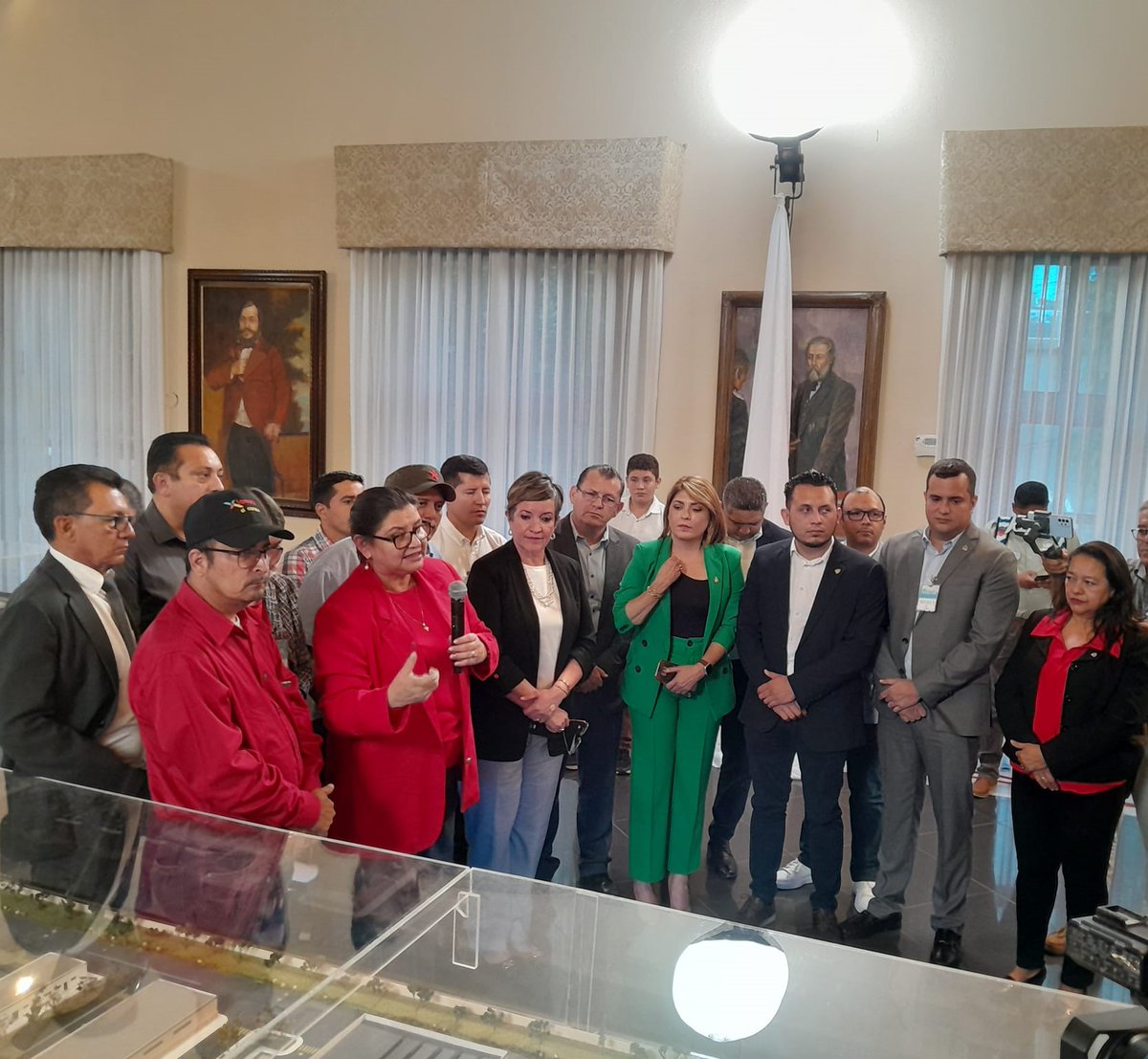 BancadaLibre's tweet photo. Las y los diputados del departamento de Santa Bárbara, @angelicaS_HN, #IvinFonseca, @edgardodiputado, @SergioC11938796, @germanpatepluma, @Cristia47791215, #SamuelDuarte, #JuanLanza y el congresista @NetzerMejiaHN, acompañaron a la titular de la Secretaría de Salud, Carla Paredes, en la presentación oficial de la Maqueta del Nuevo Mega Hospital de Santa Bárbara.