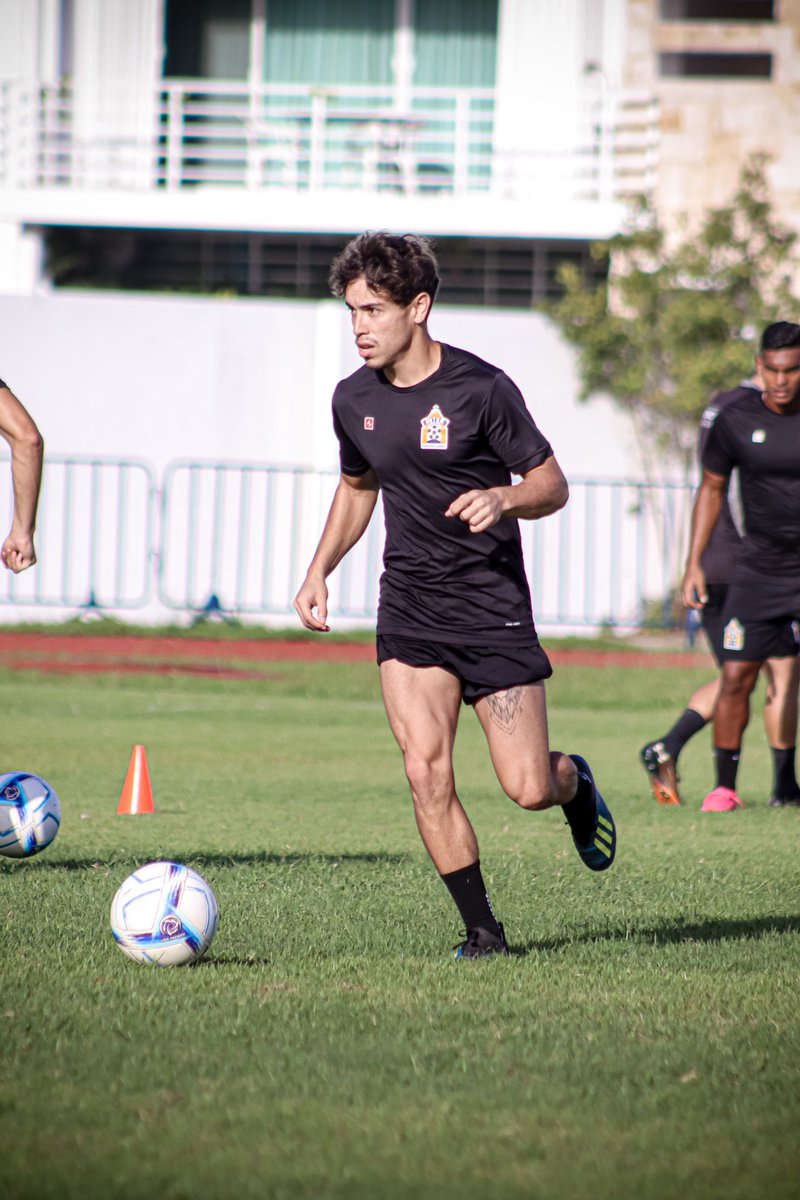 SomosInterPlaya's tweet photo. 📰 #LaPrevia | ¡Por la primera victoria! 👊 Este viernes ante los Halcones de Zapopan, el #InterPlaya abre el telón del 🏟️ M. Villanueva en 2024 con el reinicio de la @LigaPremier_FMF. 

👉🏻 https://t.co/tksdtA7JDS

#DaleInter 🔵⚪️ https://t.co/DRpHWqaUAV
