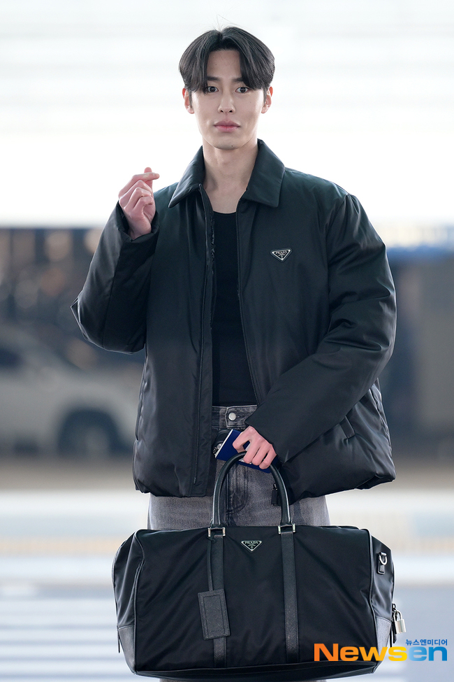 Lee Jaewook at Incheon International Airport departing to Italy