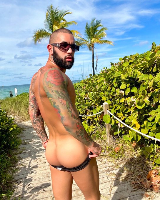 vamos pa la playa 🤙 https://t.co/UEbfyjmloT