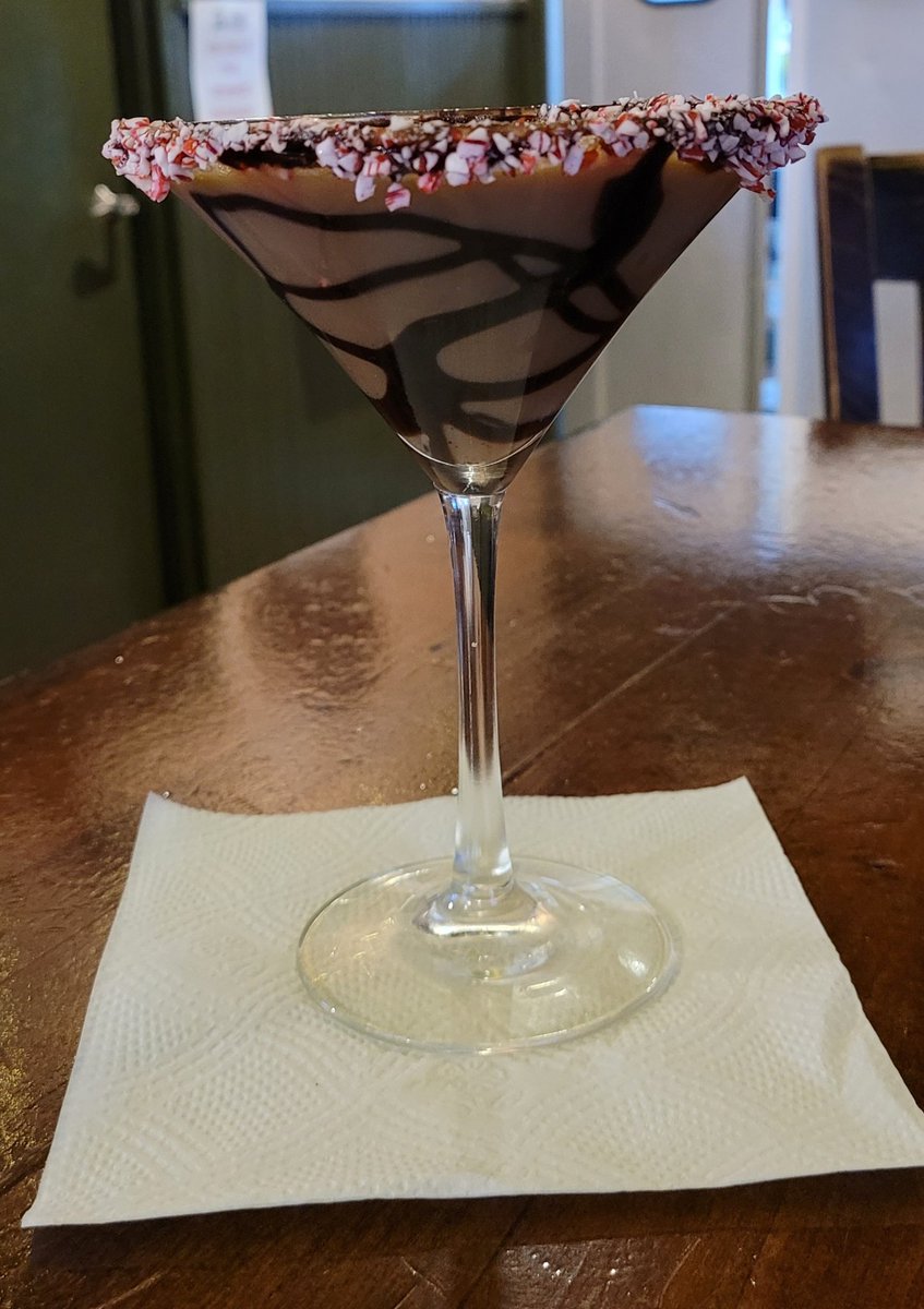 glamgirl76's tweet photo. Since it's Thirsty Thursday,  here's a toast to the greatest supercouple in daytime. Now we just need them back on our screens. @DaysPeacock @peacock @kellycampbell @SPTV #BringBackBope
 #Days #Bope #DOOLS https://t.co/TUwvx9xagU