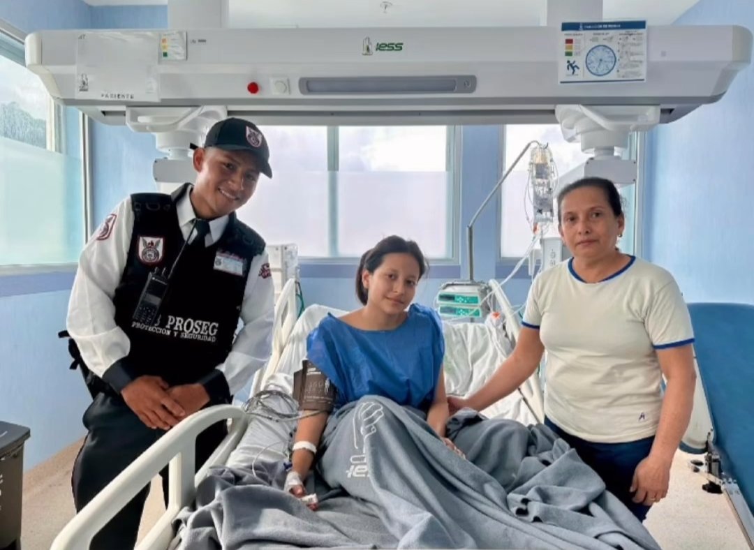 luisantonio_r's tweet photo. FOTÓN. La joven herida de bala en la revuelta aparece ya más repuesta junto a su madre y el varón de bien que la rescató. Ella ya es una #superhumana y él la confirmación de que #losbuenossomosmas https://t.co/0lW9re7uh1