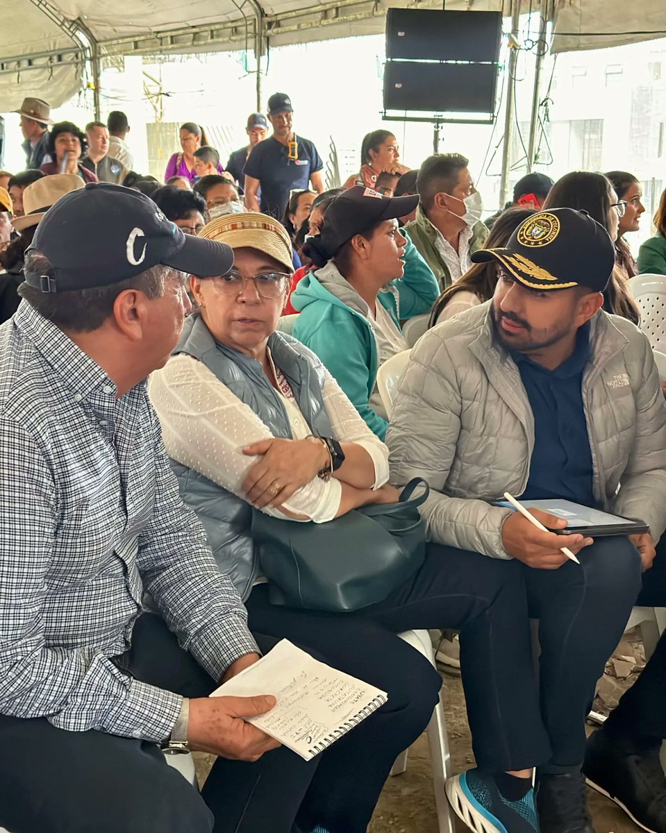 JRobertoSalazar's tweet photo. #RepresentanteEnElTerritorio | Acompañamos a nuestro gobernador @JorgeEmilioRey junto al equipo de gobierno, con los diputados @consRamoscamp y @hrafaeltamayo, los alcaldes municipales y comunidades, a la jornada de "Diálogos Comunitarios" en la provincia de #Ubaté. https://t.co/nwiSLQemNJ