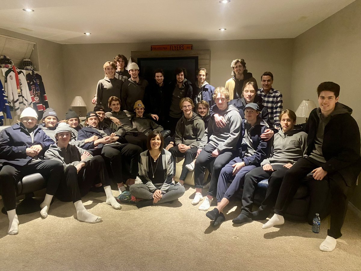victoriaroyals's tweet photo. A huge shoutout to the Kraus’ family (Rachelle and Dale) for hosting us at their home in Prince Albert for a wonderful team dinner! https://t.co/AlhzYaGH70