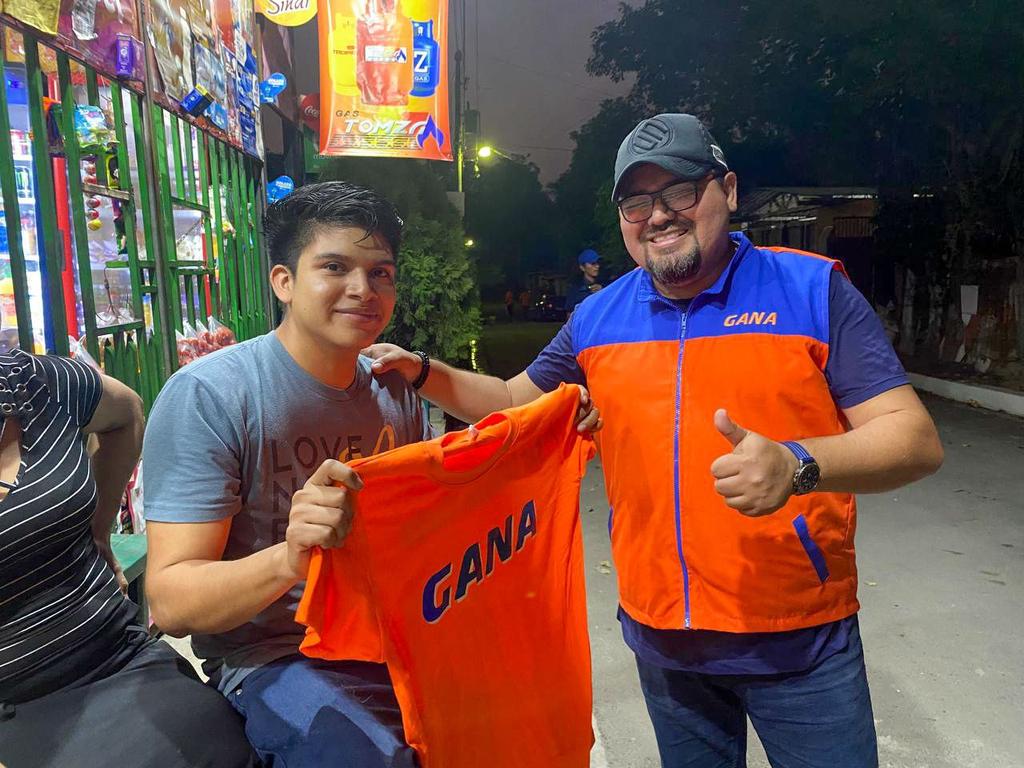 GGallegos24's tweet photo. #TrabajoTerritorial🔶
Ésta tarde nuestro candidato a Alcalde por  #SanSalvadorCentro, @Rafa_AlcaldeSS, junto al candidato a consejal Edwin Piche @EdwinPiche15, visitaron Sector Unido (#Sanjuan, #SanAlfonso, #SanJulián,  #SanJorge y #LosLlanitos) en el distrito de #Ayutuxtepeque dentro de la visita se realizó:

🟠Jornada de fumigación 🦟
🟠Fiesta infantil con quiebra de piñata y entrega de juguetes para los pequeños del lugar.
#SomosGANA🔸
#ElMomentoDeGANAEsAhora🔸