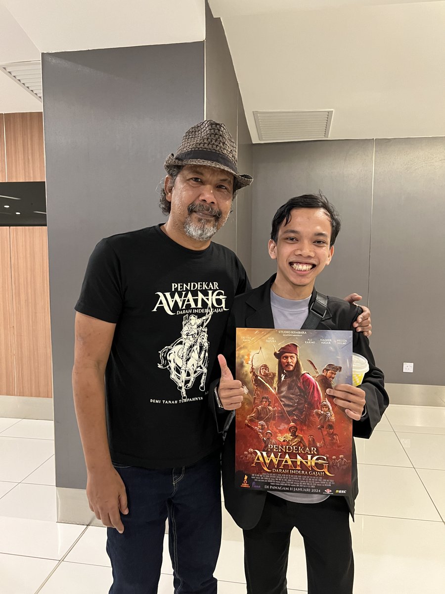 ASPM1997's tweet photo. Sempat bergambar dengan Tok Ayah Namron semalam sempena hari pertama filem Pendekar Awang: Darah Indera Gajah.

To be honest, Mat Kilau is more way better than this film, walaupun filem ini cantik tapi dari segi jalan cerita, plot dan emosinya agak kurenggg sikit. https://t.co/ta3ggTlkeI