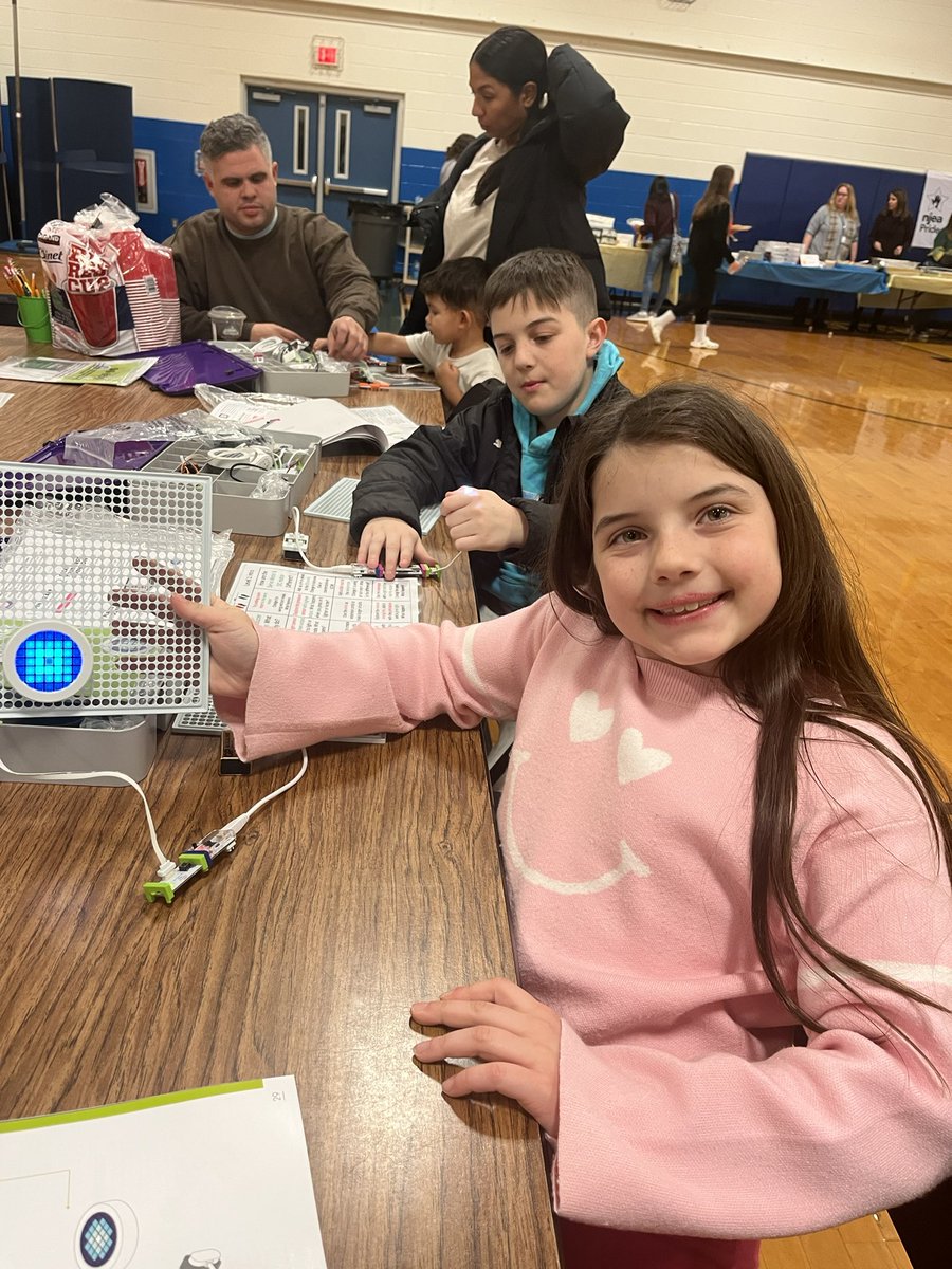 Ms_AnnMarieM's tweet photo. Thank you Manchester Middle School Engineering Team for hosting Family STEM night robotics and circuitry. https://t.co/rh1iIfjhaY
