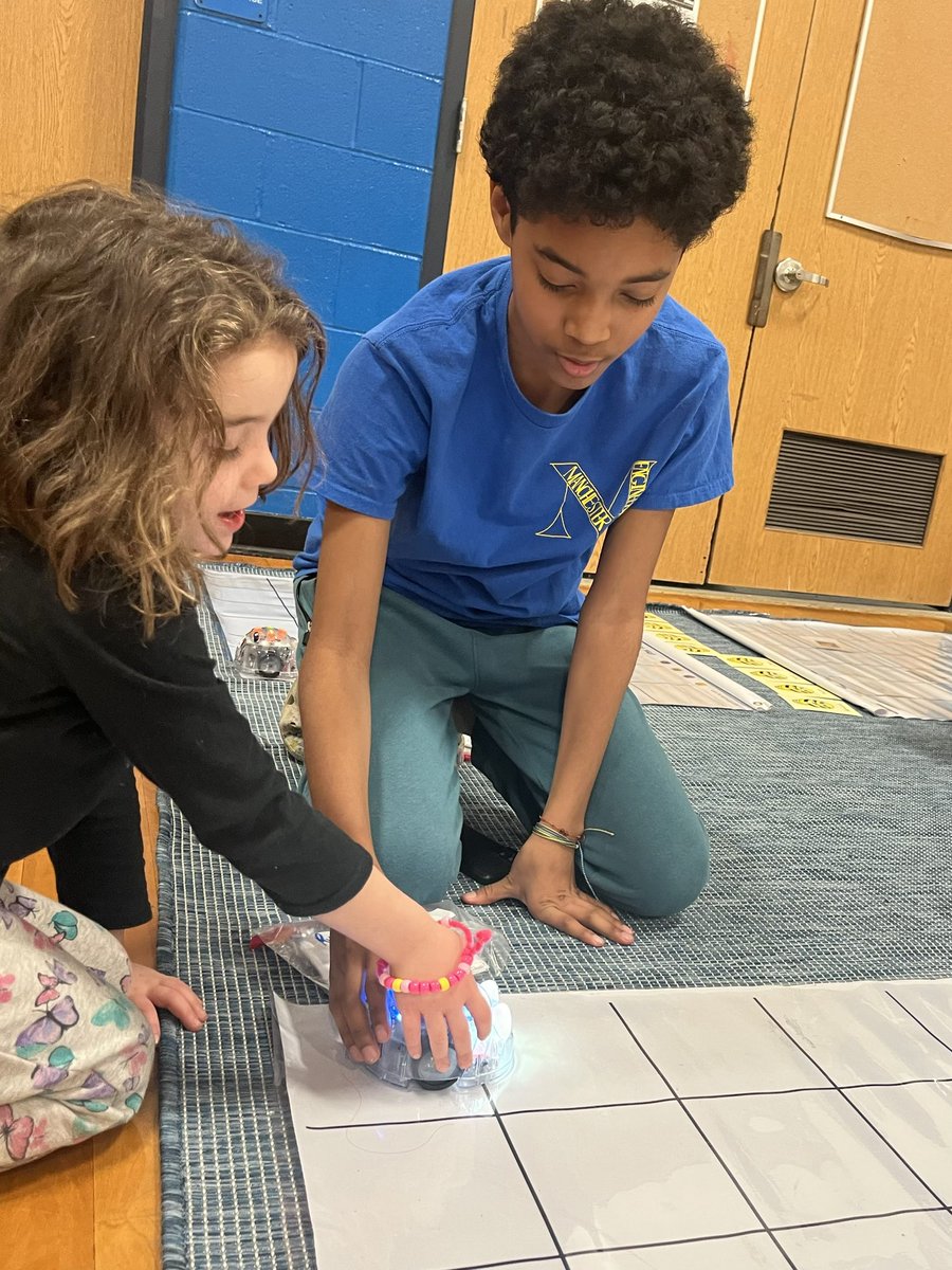 Ms_AnnMarieM's tweet photo. Thank you Manchester Middle School Engineering Team for hosting Family STEM night robotics and circuitry. https://t.co/rh1iIfjhaY