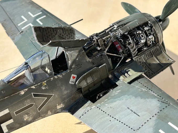 というわけでね。1/35 ボーダーモデル Fw190A-6、完成。 模型自体は精度も良く合いも悪くない。カッチリ組み上がります。ただし、説明書が不明瞭。タミヤかハセを事前に組んで予習しないと、塗装指示もほぼナシなのでどう塗っていいか全くわからない。エンジン周りや機銃など臓物も細かいけど、どう接着するかわからない所多し。 まぁでも素組でもかなりカッコよく仕上がります。 例によって素組・アクリル筆塗り。