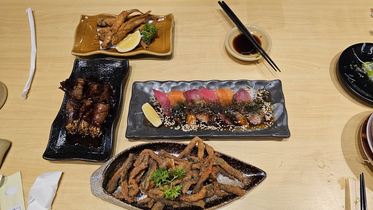 AchHilman's tweet photo. Compare² gastronomi
1. Sushi tei : dgn harga yg cukupan kita bisa dapat experience taste dan teksture yang baik dari sebua sushi. Ada juga sashimi dll.
2. Okinawa Sushi : kalau pingin explore lebih lagi, gw saranin kesini. Ini kaya bentuk lebih premium dari sushi. Mindblowing bgt https://t.co/IEyG1kFgKu