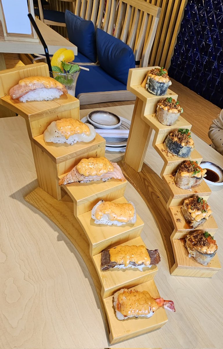 AchHilman's tweet photo. Compare² gastronomi
1. Sushi tei : dgn harga yg cukupan kita bisa dapat experience taste dan teksture yang baik dari sebua sushi. Ada juga sashimi dll.
2. Okinawa Sushi : kalau pingin explore lebih lagi, gw saranin kesini. Ini kaya bentuk lebih premium dari sushi. Mindblowing bgt https://t.co/IEyG1kFgKu