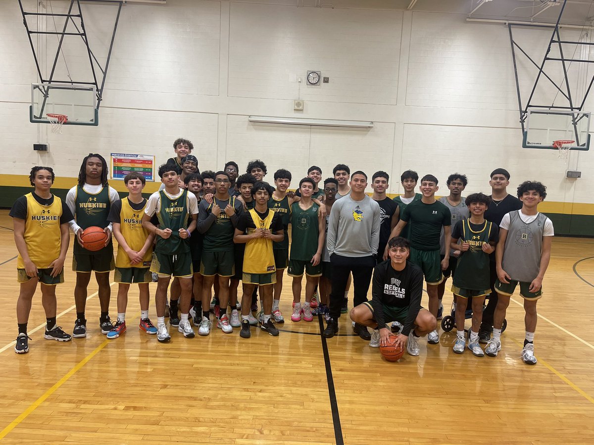 CoachVargas1's tweet photo. Always a joy to have former Huskies come through and share words of encouragement. @chhhrrriissss was a GREAT example of what Huskies ought to exemplify. Thank you Chris for motivating our young athletes. Also shoutout to Keylynn for coming through to help prepare our guys. https://t.co/pbo5oabAdY