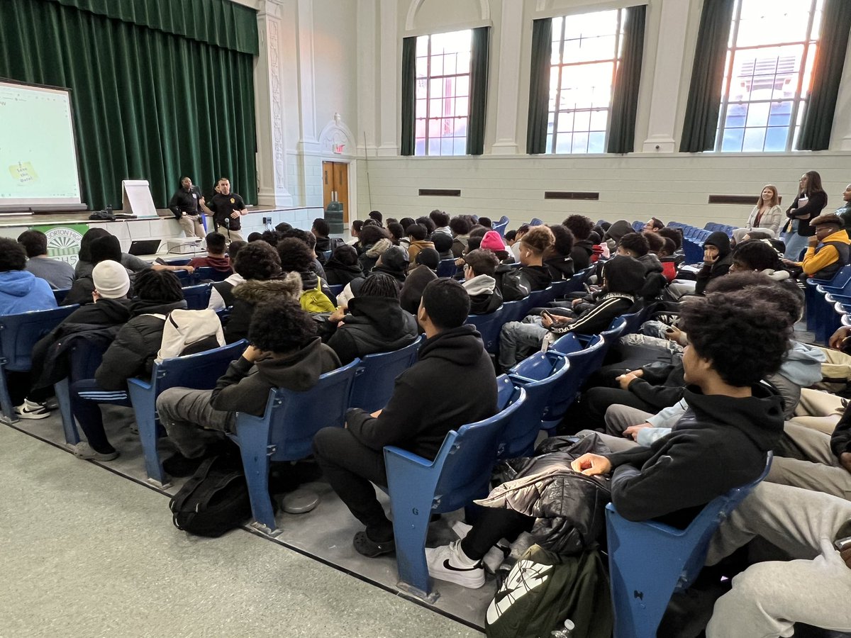 Thank you to the @YonkersPD for meeting with our @GortonHSMBK members!  #Milestone6
@Prin_MoralesGHS @EducatorBaez @GortonHS @YonkersSchools @YonkersMBK @MBK_Alliance