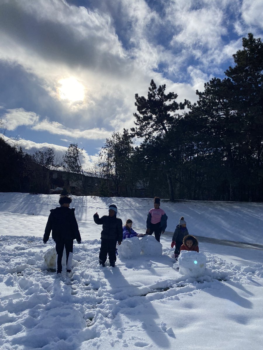 MrsEaton_BER's tweet photo. We enjoyed the sun and sticky snow on Wednesday with our Grade 6 Buddies! We were able to roll some BIG snowballs and build forts and a snowman named George! @adrianaporcari https://t.co/BlWrDesKFK