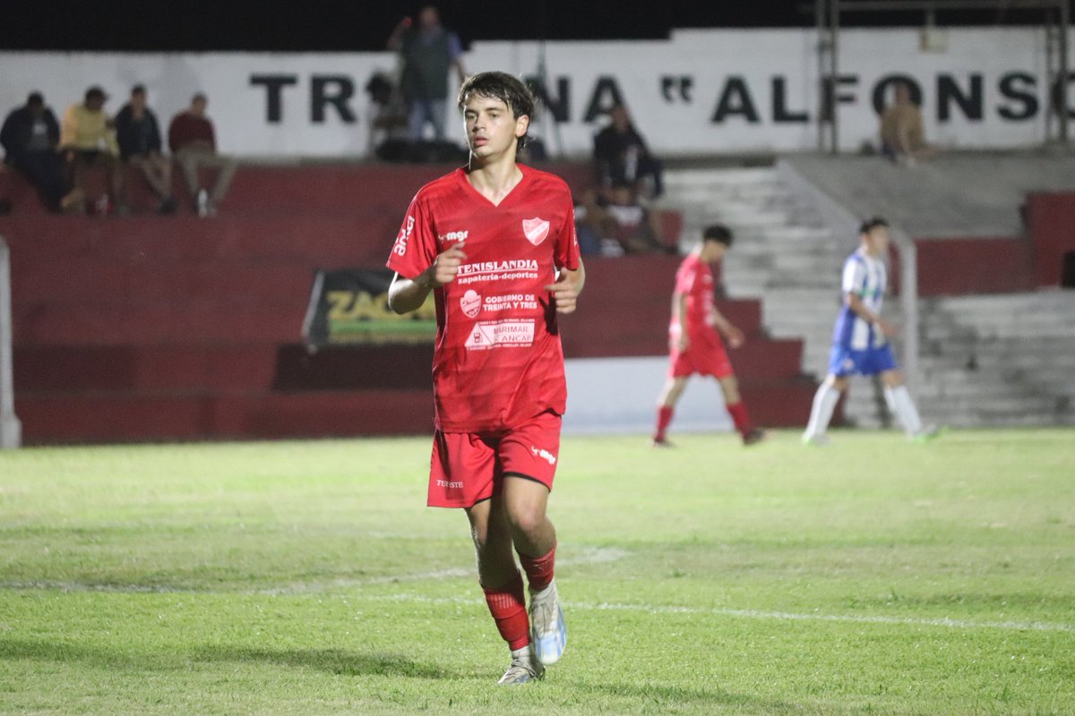 pordeporte33's tweet photo. Victoria de Treinta y Tres ante Cerro Largo, categoría Sub 18, amistoso previo a la.Copa. Goles de Mateo Falcón y Mateo Bas. 2 a 1 resultado final https://t.co/jr7mmcBCYb