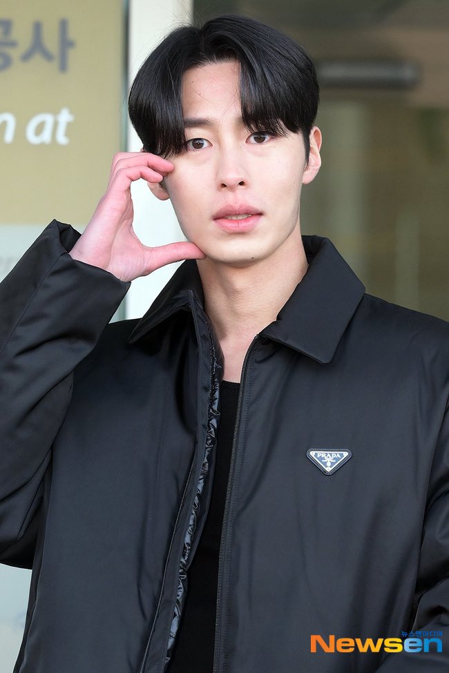 wookiegums's tweet photo. it’s giving hana dul set im the king star lee jaewook imnida https://t.co/nVGIRUuSMY