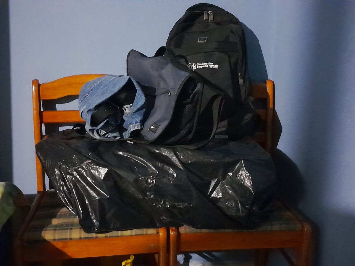 Mi vida en 1 maletín, 1 mochila y una maleta, el pantalón esta cansado jefe.
My life in Just four things Well is ok.🤭
#Travel #viajes #regresar #comeback #Poor #pobre