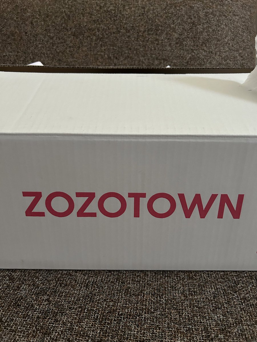 kyon__152's tweet photo. 初めて白箱で届いた、！！
当たりますように〜🤍

 #ZOZOSALE箱CP https://t.co/d9K7tzHq3Z
