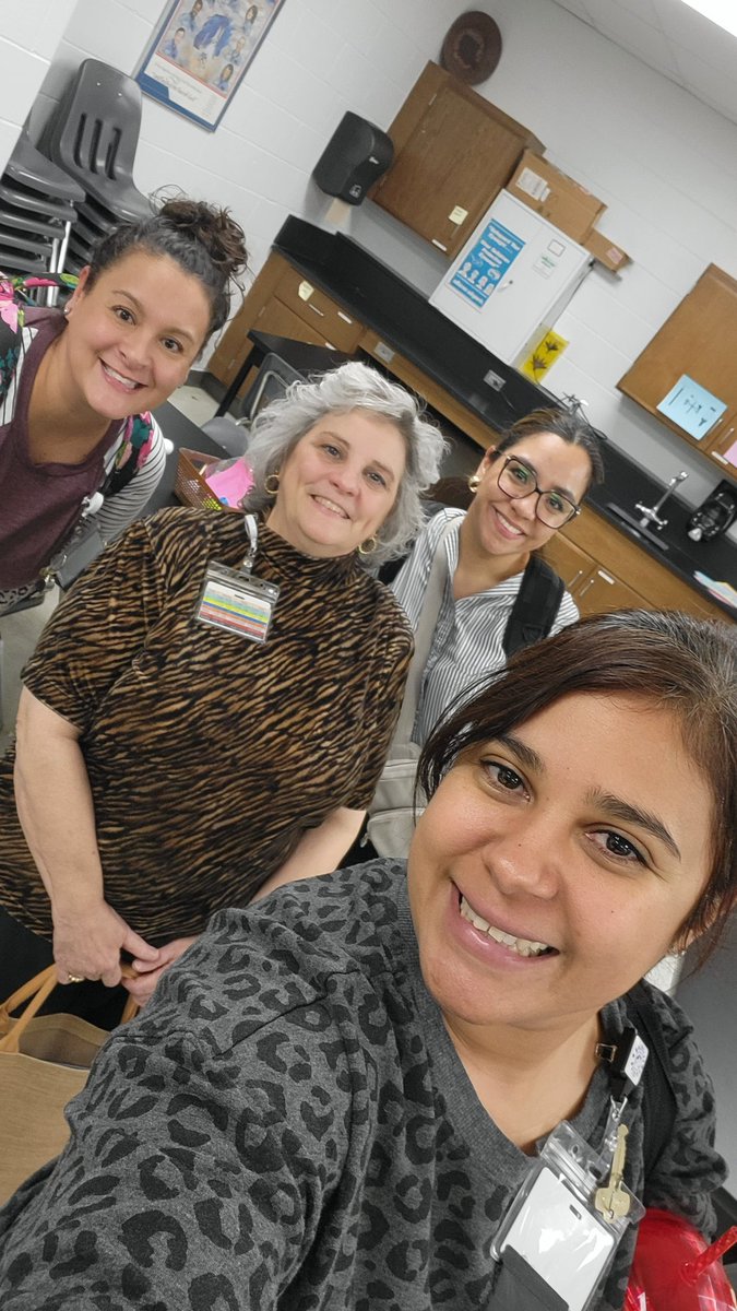 mrs_agarza's tweet photo. #contenttraining #astronomy
#scienceiscool #learningisfun #3rdgradeisthebest @CFISDHolmsley @joanne_gillock @MMichelle425 @MrsMolina7 @JenniferLDuke @FlanaganPam https://t.co/DGY8riEYZm