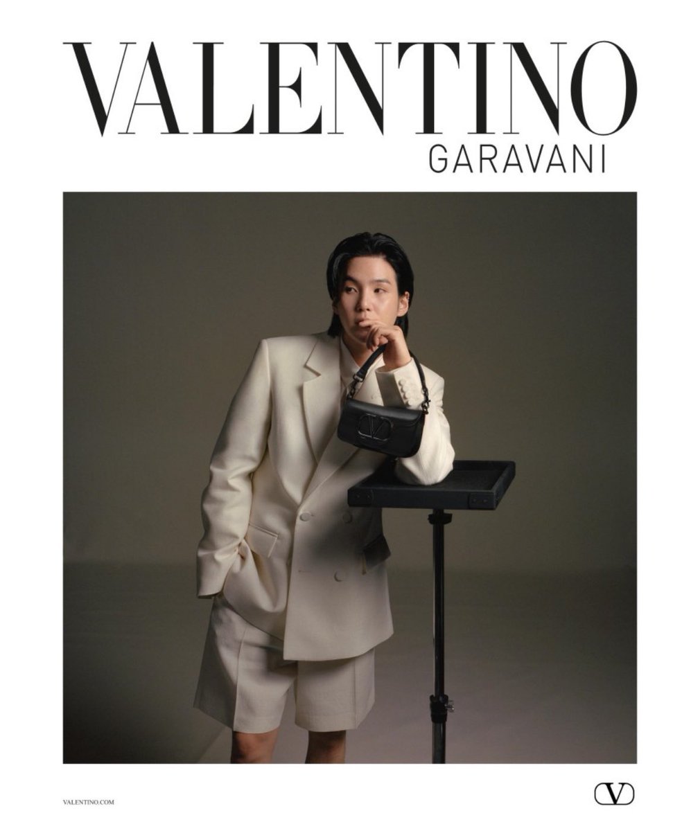 _candyclover's tweet photo. #SUGA @BTS_twt ‘Valentino The Narratives’

https://t.co/DovP6rdAUi https://t.co/Dzirwt3DZC