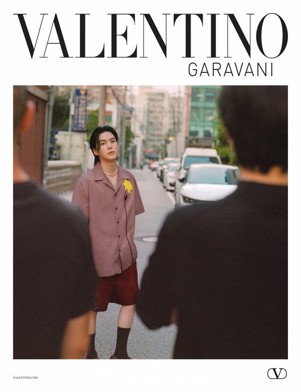_candyclover's tweet photo. #SUGA @BTS_twt ‘Valentino The Narratives’

https://t.co/DovP6rdAUi https://t.co/Dzirwt3DZC