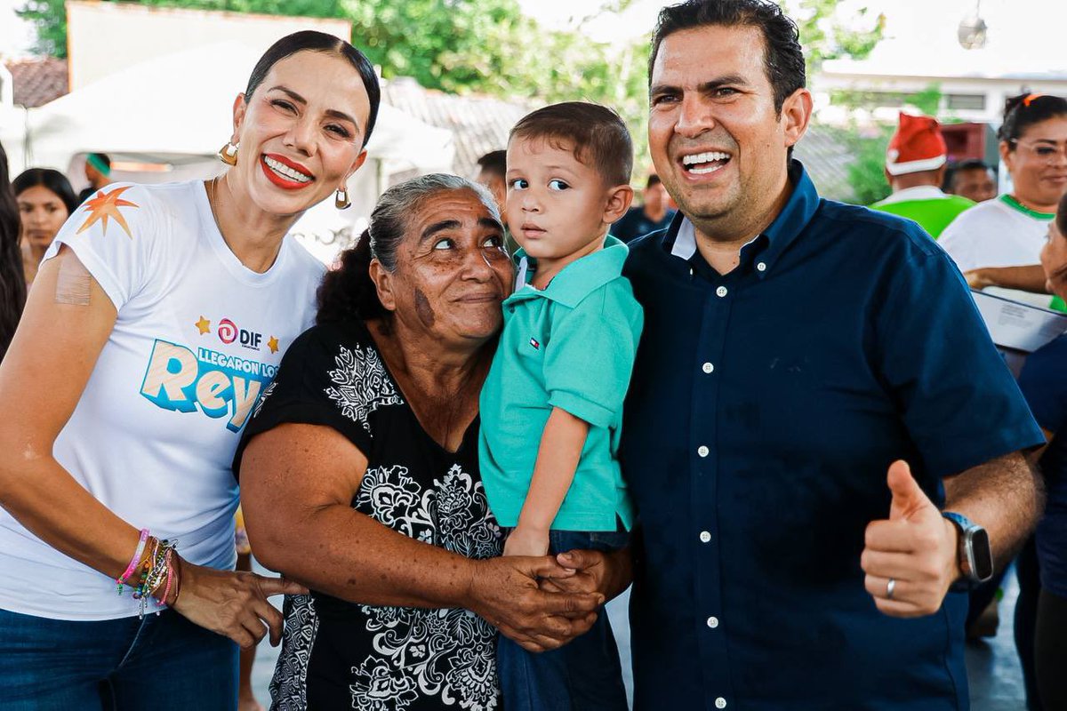 jorgexsa's tweet image. En Barrio Nuevo y San José Ixtapa llegaron los Reyes Magos con muchos regalos y todos los zankitas la pasaron padrísimo. La música puso a bailar a chicos y grandes y se fueron muy contentos.