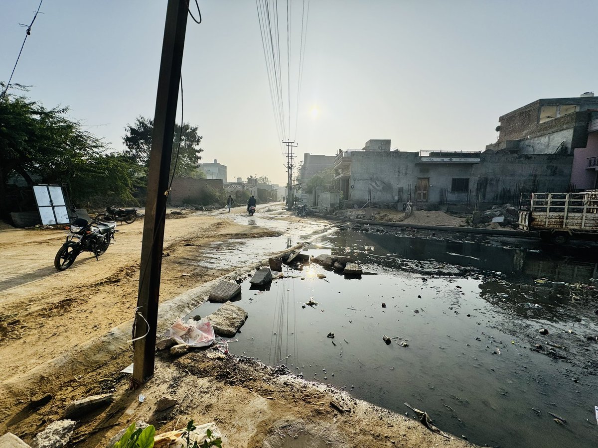 TalkToDileep's tweet photo. Hats off to our town's visionaries! The new road ingeniously blends gutter water and road, transforming cleanliness into an overrated concept. A masterpiece of urban chaos! Bravo, town planners! 🚧🌧️ #Sarcasm #UrbanCharm #jalore #headpostoffice @rpbreakingnews @News18Rajasthan https://t.co/RIRsNaanuG