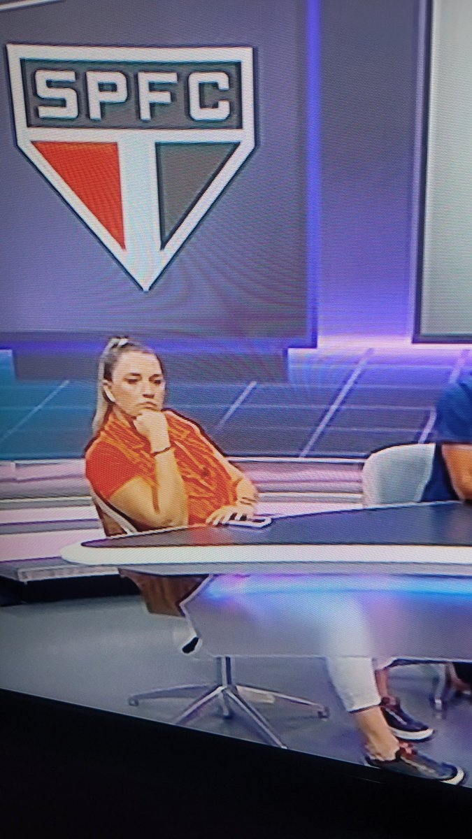 Imagine trabalhar com uma mulher dessa ao seu lado , pra ela o que vale é apenas a opinião dela , falta total de respeito com os colegas de bancada...