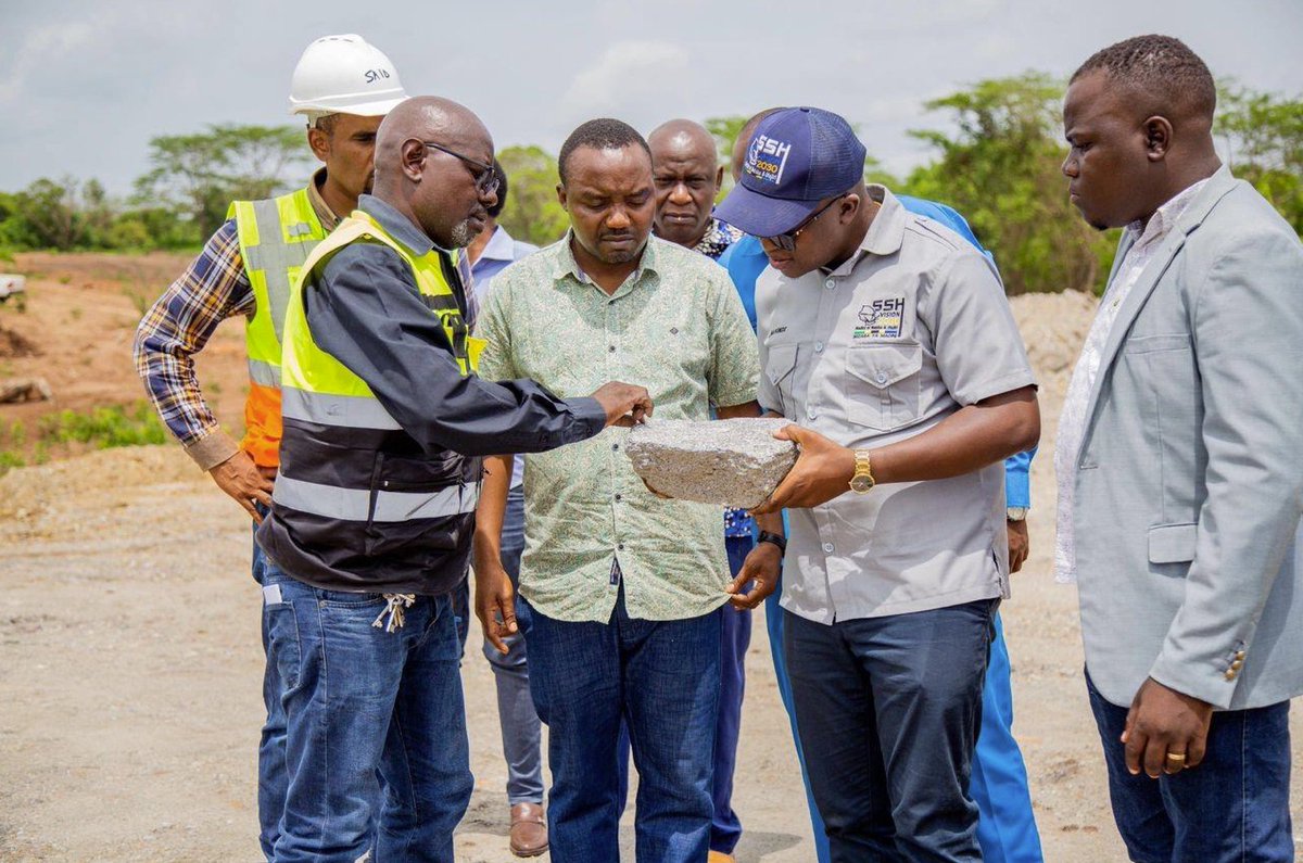 WalkaboutRes's tweet photo. On Dec 28, $WKT welcomed the Minister of Minerals, a delegation from the District Commissioners office & the Chief Inspector of Mines to @LindiJumbo.
Pictured is #LindiJumbo's Construction Manager pointing out one of the large #graphiteflakes within a high-grade sample. #WKT https://t.co/KxehbboUCG