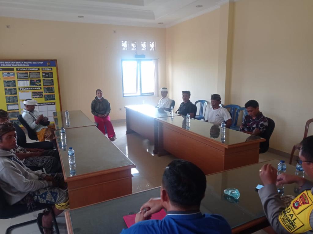 PTampaksiring's tweet photo. TINGKATKAN PELAYANAN PUBLIK POLSEK TAMPAKSIRING LAKSANAKAN PROGRAM GIAT JUMAT CURHAT 

Pada hari Jumat  tanggal 12 Januari 2024, pkl. 09.30 Wita bertempat di Aula Desa Tampaksiring, Polsek Tampaksiring Melaksanakan Kegiatan Jumat Curhat /Pengaduan Keliling. https://t.co/7NnneBcvnO