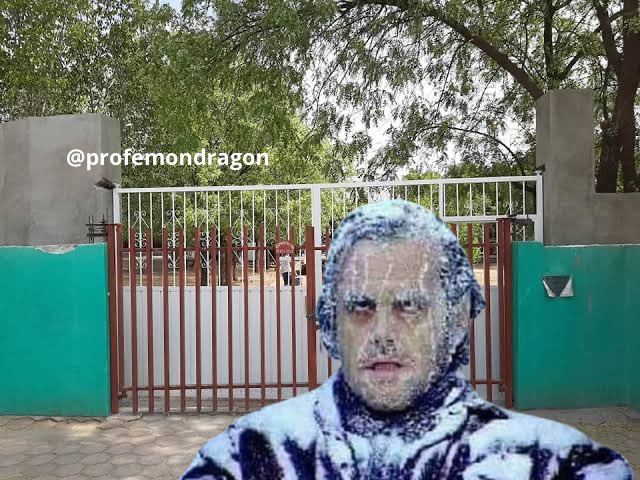 profe_mondragon's tweet photo. Cuando hay frente frío y tienes la guardia en la entrada: https://t.co/9rue6iUtuX