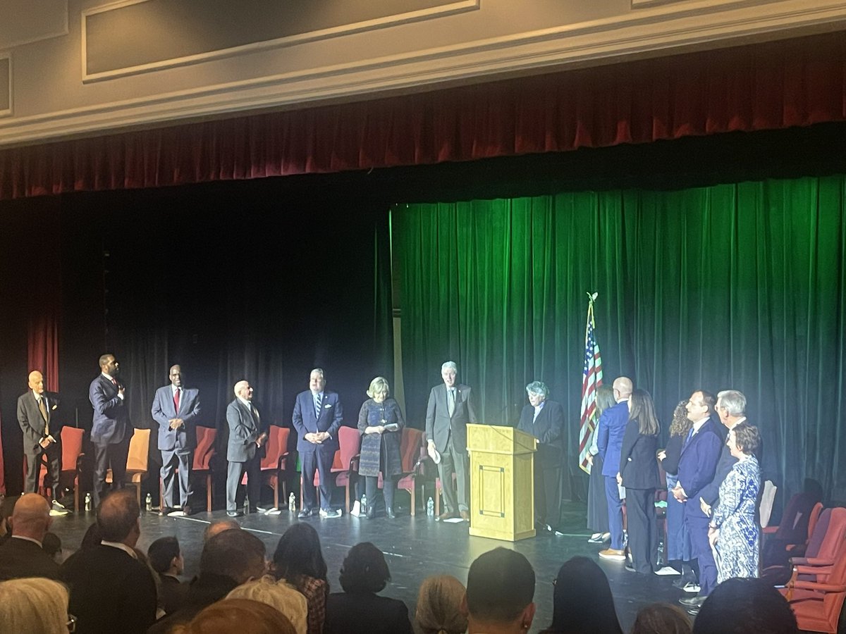Congratulations to the newly sworn-in members of New Castle! 🎉 Gratitude to our distinguished guests, President Bill Clinton and Secretary Hillary Rodham Clinton. Here's to a thriving community! #NewCastle #WeAreChappaqua