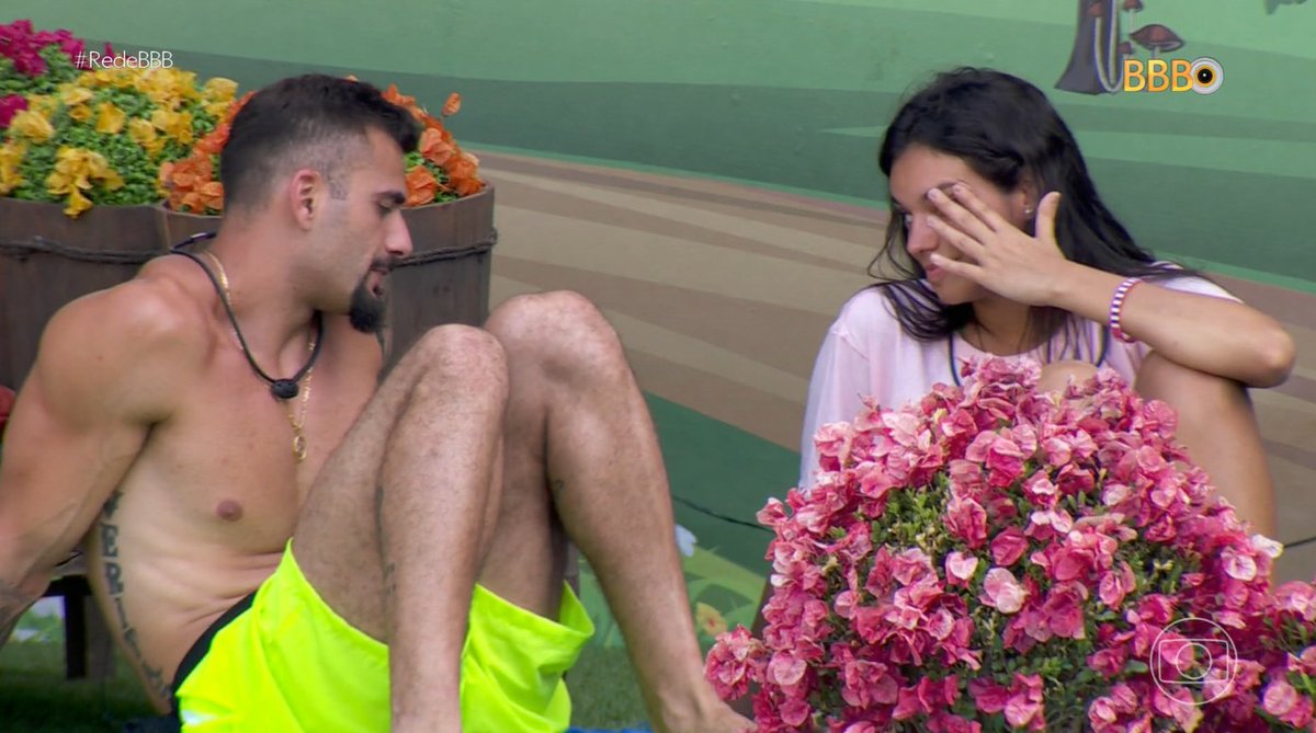 HugoGloss's tweet photo. Falta um salzinho nesse casal ou vocês sentem um clima? #BBB24 https://t.co/Ebw7h1mAGb