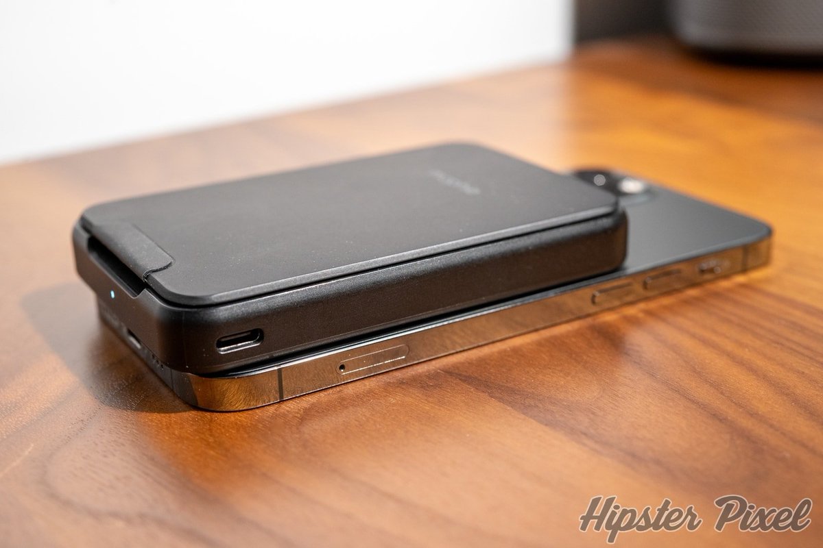 Need more juice for your iPhone?
Check out my latest review on the Mophie Snap+ Juice Pack Mini. 
It's a MagSafe-compatible battery pack with a whopping 5,000 mAh capacity and a handy stand! #TechReview #iPhoneAccessories 📱🔋 
Read more:
hipsterpixel.co/2024/01/11/mop…