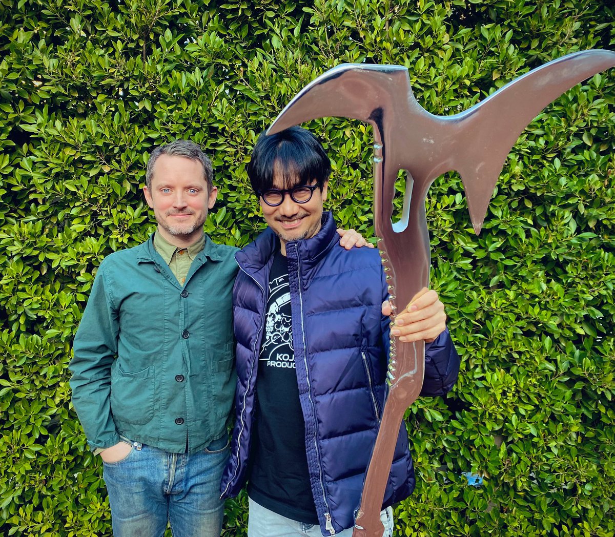 HIDEO_KOJIMA_EN's tweet image. With Elijah Wood and the axe from “Mandy”.