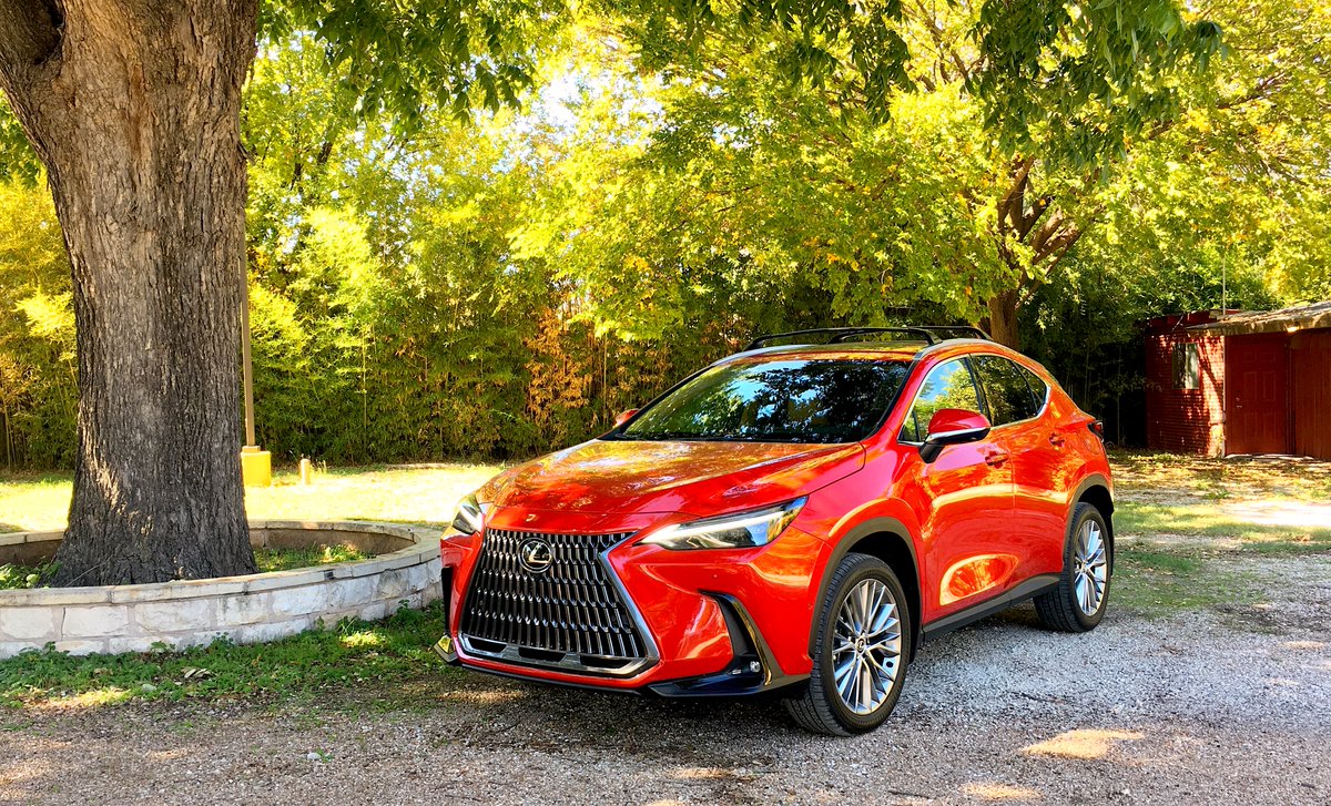 ltrafficreport's tweet photo. I drove the #Lexus350 last yr so happy to get into hybrid version as well, #Lexus350h. Along with lux styling and features (huge 14" touchscreen), the ave. as-tested fuel eco came to 32.5 mpg. Below EPA estimate but 30+ mpg still good. As-tested MSRP came to $58,445. #LTR @Lexus https://t.co/OFQY2nKOfd