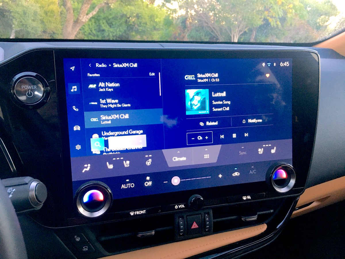 ltrafficreport's tweet photo. I drove the #Lexus350 last yr so happy to get into hybrid version as well, #Lexus350h. Along with lux styling and features (huge 14" touchscreen), the ave. as-tested fuel eco came to 32.5 mpg. Below EPA estimate but 30+ mpg still good. As-tested MSRP came to $58,445. #LTR @Lexus https://t.co/OFQY2nKOfd
