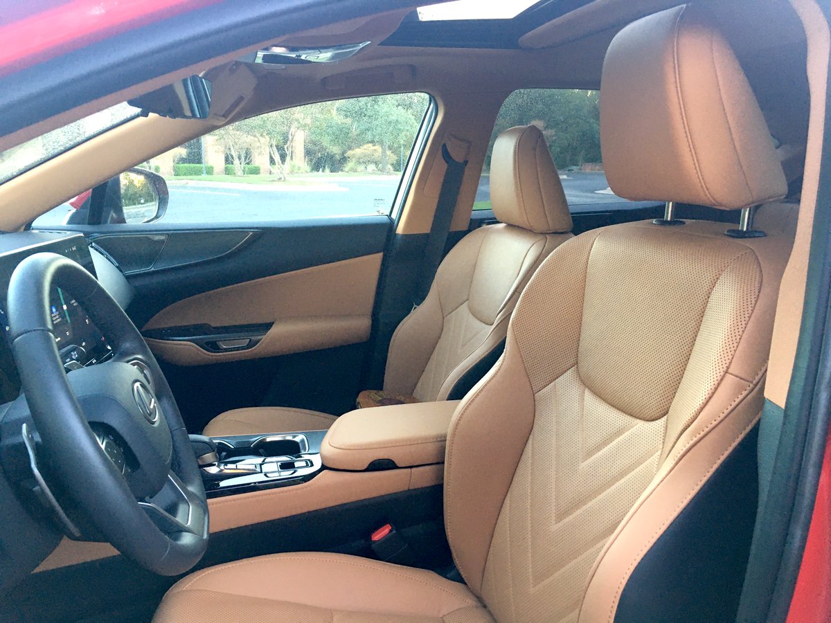 ltrafficreport's tweet photo. I drove the #Lexus350 last yr so happy to get into hybrid version as well, #Lexus350h. Along with lux styling and features (huge 14" touchscreen), the ave. as-tested fuel eco came to 32.5 mpg. Below EPA estimate but 30+ mpg still good. As-tested MSRP came to $58,445. #LTR @Lexus https://t.co/OFQY2nKOfd