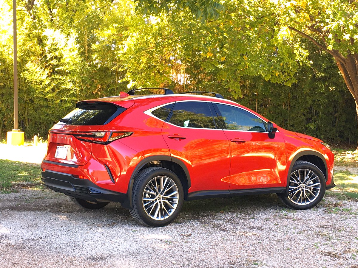 ltrafficreport's tweet photo. I drove the #Lexus350 last yr so happy to get into hybrid version as well, #Lexus350h. Along with lux styling and features (huge 14" touchscreen), the ave. as-tested fuel eco came to 32.5 mpg. Below EPA estimate but 30+ mpg still good. As-tested MSRP came to $58,445. #LTR @Lexus https://t.co/OFQY2nKOfd